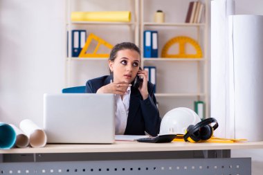 Ofiste çalışan genç bayan mimar. 