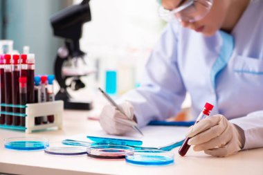 Laboratuvarda çalışan genç bir kadın kimyager. 