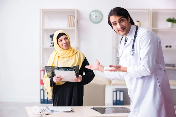 Patiente arabe visitant un médecin masculin — Photo