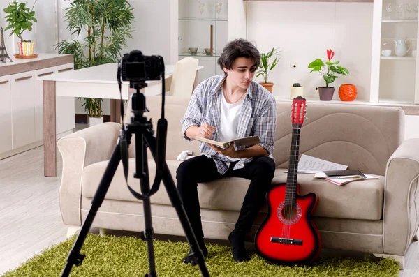 Joven guitarrista grabación de vídeo para su blog — Foto de Stock