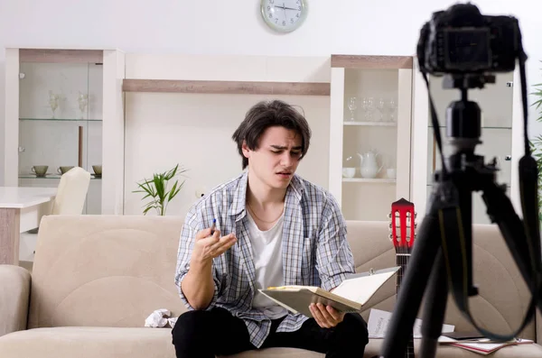 Joven guitarrista grabación de vídeo para su blog — Foto de Stock