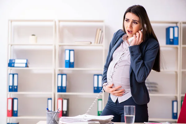 Ofiste çalışan hamile bir kadın. — Stok fotoğraf