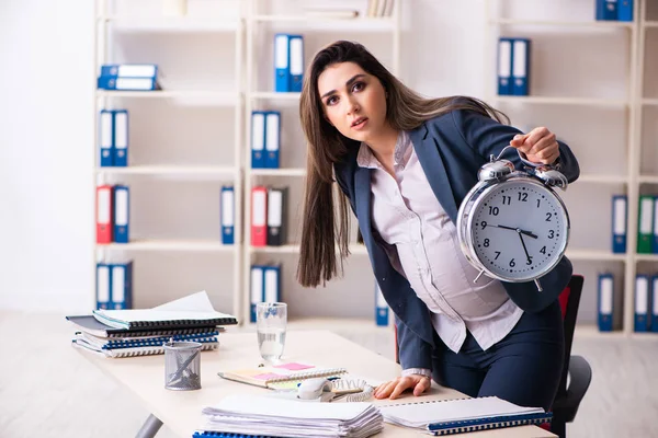 Junge schwangere Frau arbeitet im Büro — Stockfoto