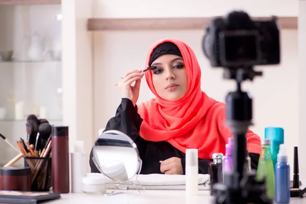 Skönhetsbloggare i hijab inspelning video för hennes blogg — Stockfoto