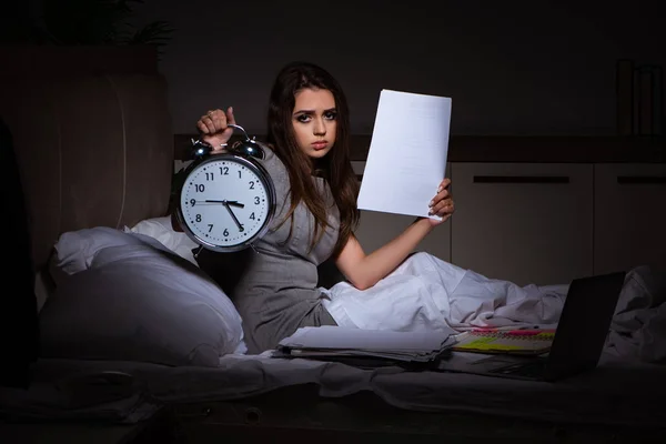 Mujer de negocios cansada trabajando horas extras en casa por la noche — Foto de Stock