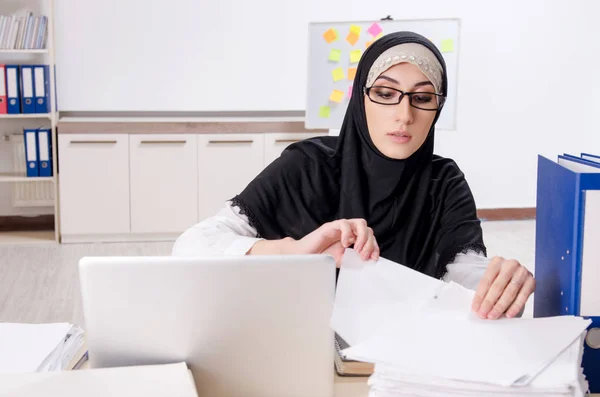 Vrouwelijke werknemer in hijab op kantoor — Stockfoto