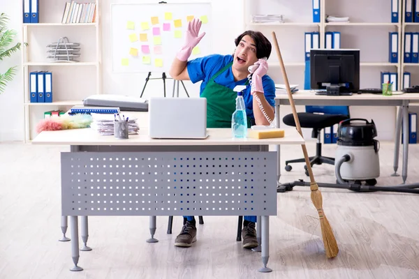 Masculino bonito profissional de limpeza trabalhando no escritório — Fotografia de Stock