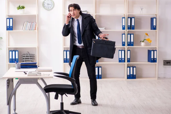 Jovem empregado do sexo masculino no escritório em conceito de gestão de tempo — Fotografia de Stock
