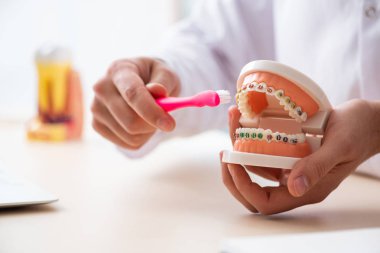 Klinikte çalışan erkek doktor stomatolojisti. 