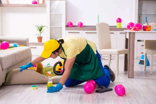 Jonge mannelijke aannemer doet huishoudelijk werk na partij — Stockfoto