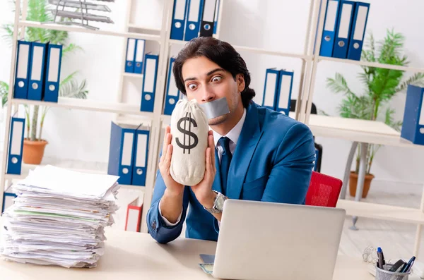 Junge männliche Mitarbeiter mit Klebeband auf dem Mund — Stockfoto