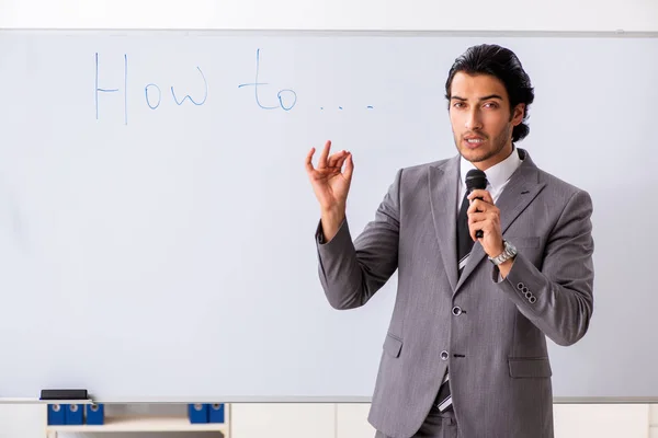 Ung stilig affärsman framför whiteboard — Stockfoto