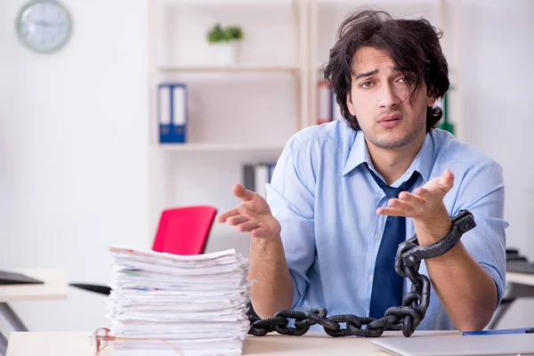 Jonge mannelijke zakenman werknemer ongelukkig met overmatig werk — Stockfoto