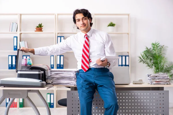 Young employee making copies at copying machine — Stock Photo, Image