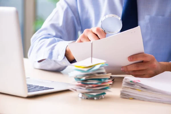 Joven empleado masculino en concepto de planificación presupuestaria — Foto de Stock