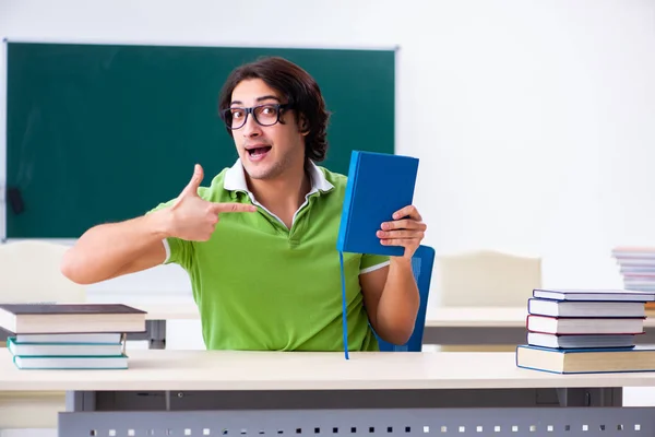 Ung manlig student framför green board — Stockfoto