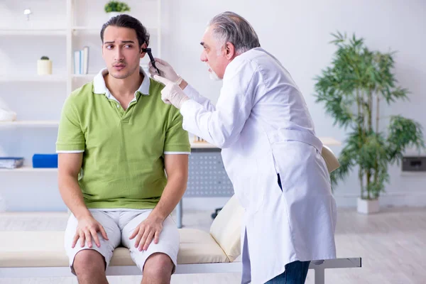 Erkek hasta doktor otolaryngologu ziyaret ediyor. — Stok fotoğraf