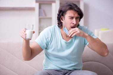 Genç adam alerjiden muzdarip. 