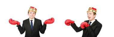 Taçlı ve boks eldivenli komik iş adamı