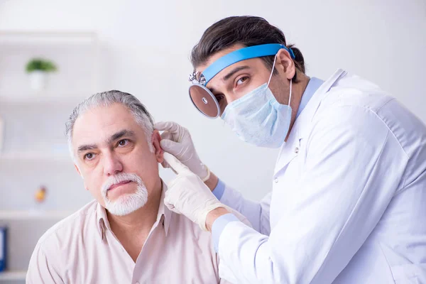 Erkek hasta doktor otolaryngologu ziyaret ediyor. — Stok fotoğraf
