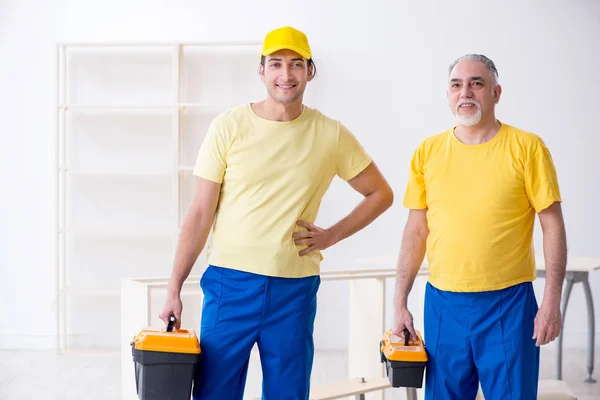 Dois empreiteiros carpinteiros que trabalham dentro de casa — Fotografia de Stock