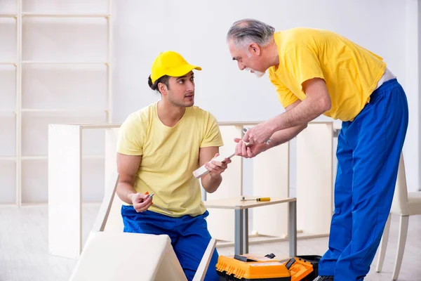 Due falegnami appaltatori che lavorano al chiuso — Foto Stock