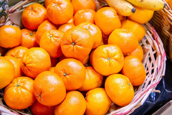 Zitrusfrüchte am Marktstand — Stockfoto