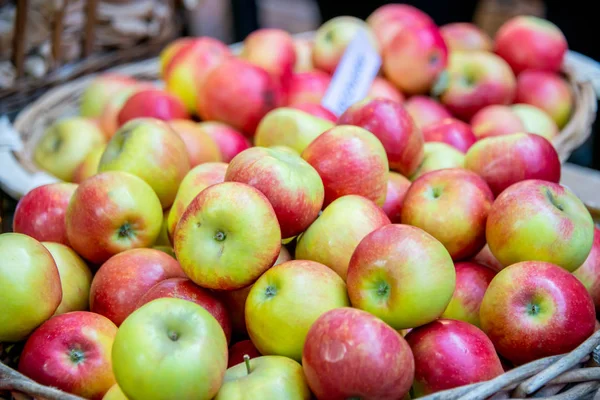 Äpplen på marknaden visar bås — Stockfoto