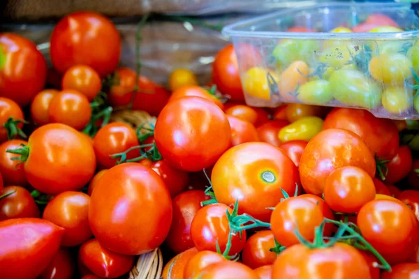 Tomatoes at the market display stall — Stock Photo, Image