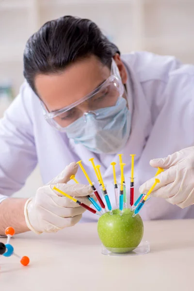 Male nutrition expert testing food products in lab — Stock Photo, Image