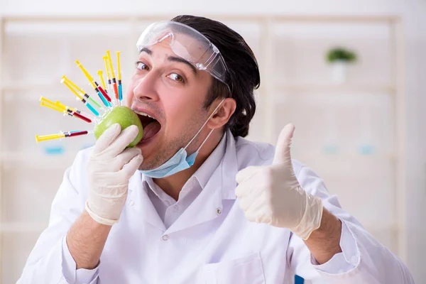 Männlicher Ernährungsexperte testet Nahrungsmittel im Labor — Stockfoto