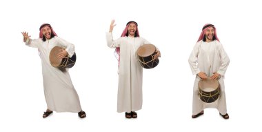 Arap adam beyaz izole drum oynama