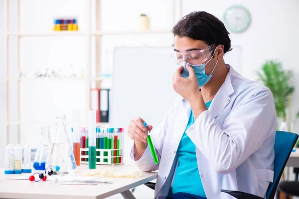 Joven químico masculino trabajando en el laboratorio — Foto de Stock