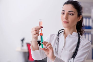 Enfüzyon konseptinde genç bayan doktor. 