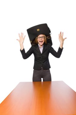 Uzun bir masada oturan kadın çalışan beyaza izole edilmiş. 