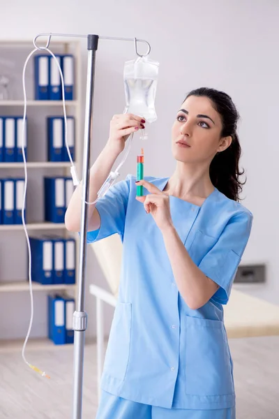 Giovane medico donna nel concetto di infusione — Foto Stock