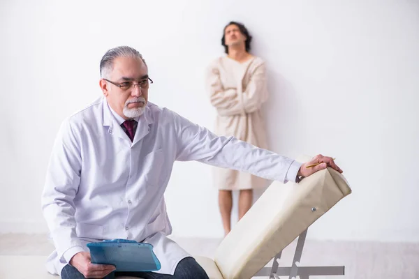 Medico di sesso maschile anziano psichiatra visita giovane paziente — Foto Stock