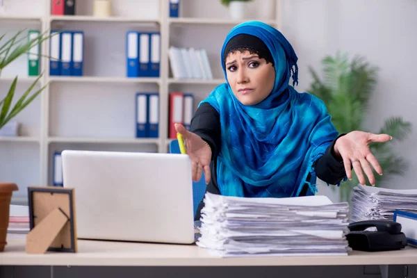 Funcionário feminino no hijab trabalhando no escritório — Fotografia de Stock