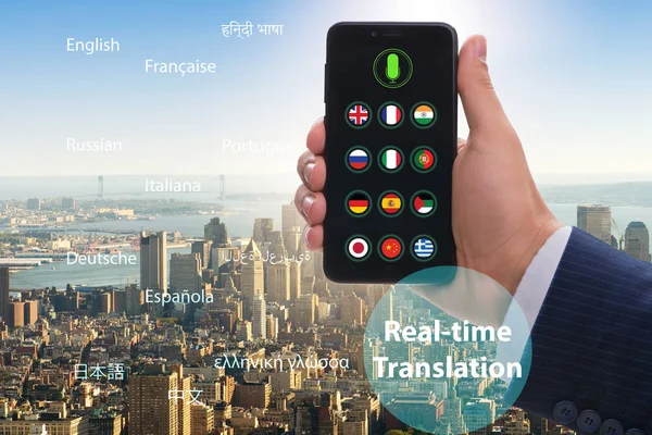 Concept van real-time vertaling met smartphone app — Stockfoto