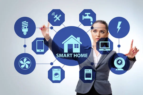 Smart-Home-Konzept mit Frau — Stockfoto