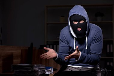 Ofiste gece balaclava erkek hırsız 