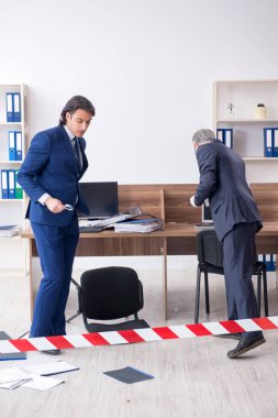 Ofiste çalışan iki kriminolog. 