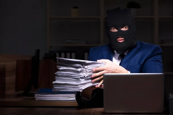 Hím alkalmazott lopás információ-ban Hivatal éjszaka idő — Stock Fotó