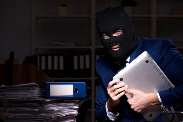 사무실 밤 시간에 정보를 훔치는 남성 직원 — 스톡 사진