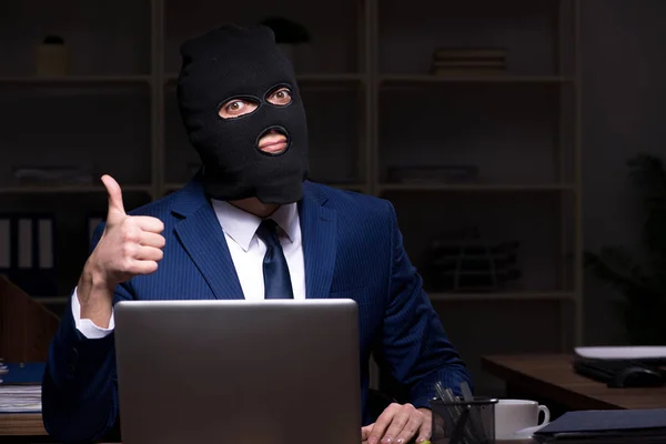 Hombre empleado robando información en la oficina durante la noche —  Fotos de Stock