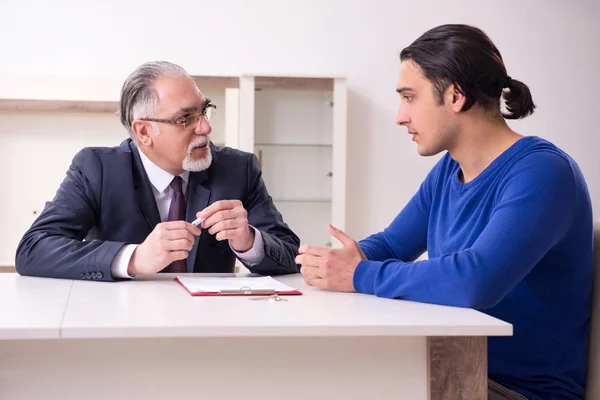 Male real estate agent and male client in the apartment — Stock Photo, Image