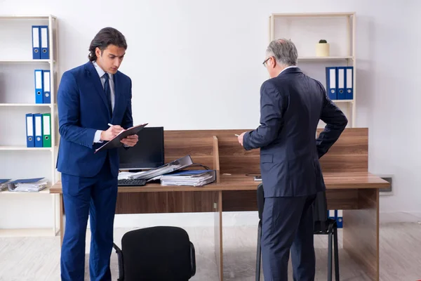 Deux experts criminologues travaillant dans le bureau — Photo