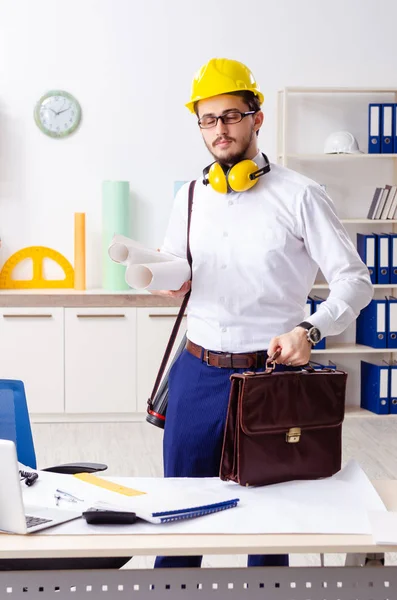 Junger männlicher Architekt arbeitet im Büro — Stockfoto