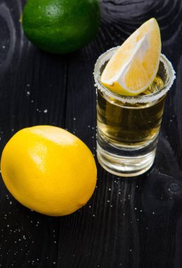 Limonlu ve tuzlu bardakta servis edilen tekila içeceği.