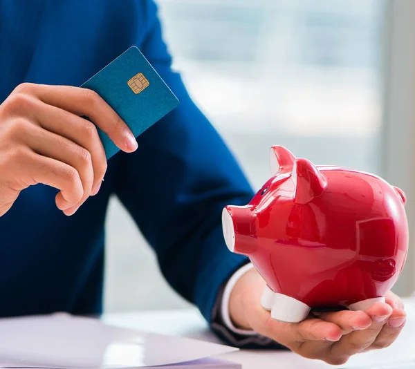 Homem que paga com cartão de crédito online — Fotografia de Stock